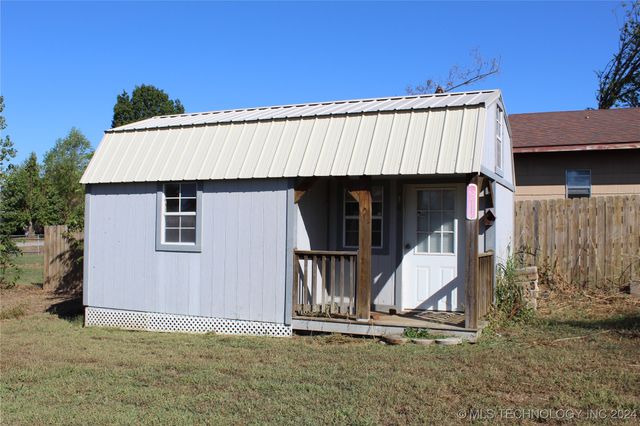 810 E 9th Street, Claremore, OK 74017