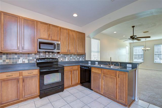 6919 TOWERING SPRUCE DR, Riverview, FL 33578