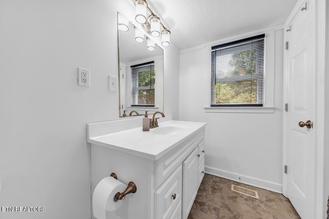 150 Yarnell Rd, Clinton, TN 37716