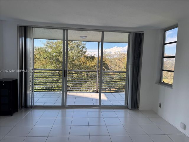 625 Oaks Dr 503, Pompano Beach, FL 33069