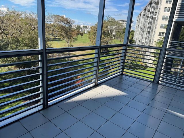 625 Oaks Dr 503, Pompano Beach, FL 33069