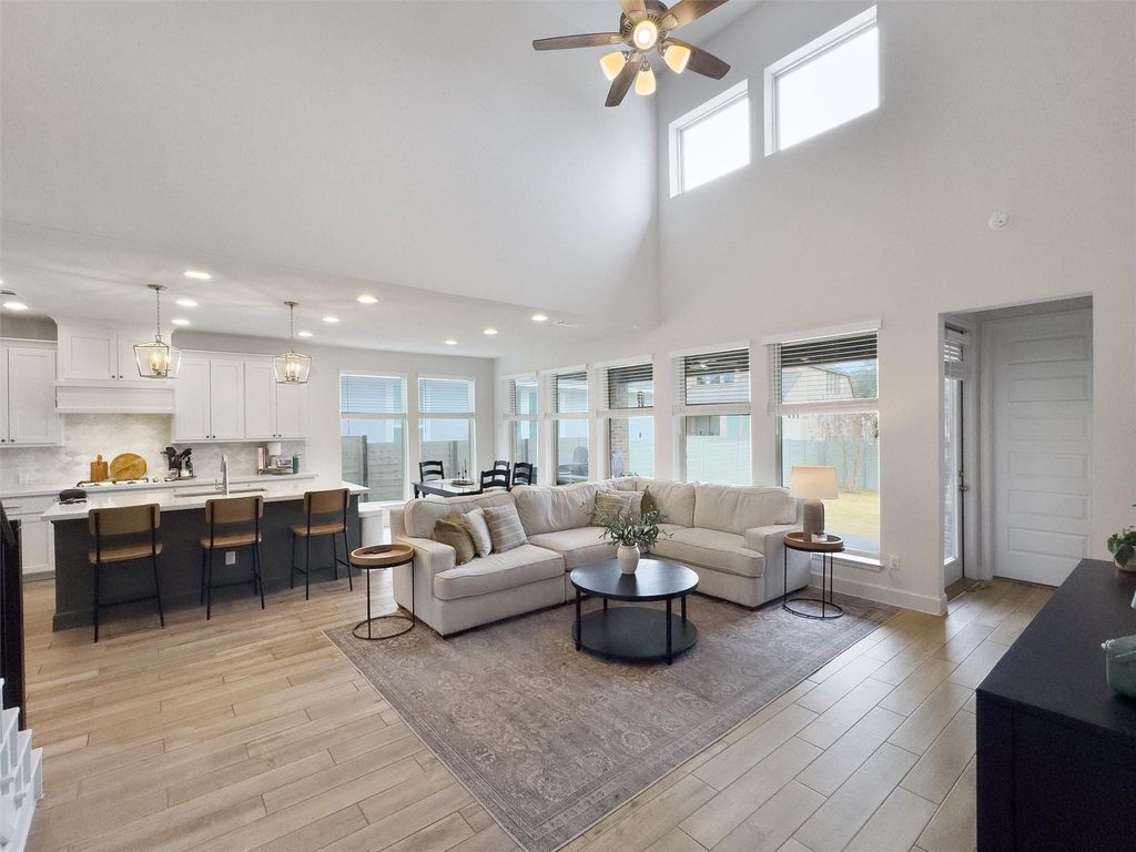 221 Ashmore LN, Georgetown, TX 78628