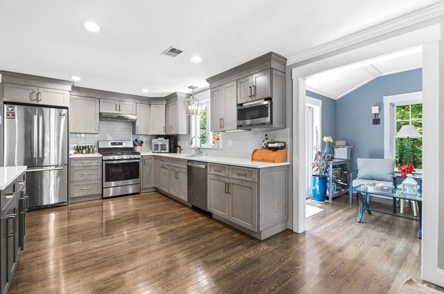 109 Linden St, Needham, MA 02492