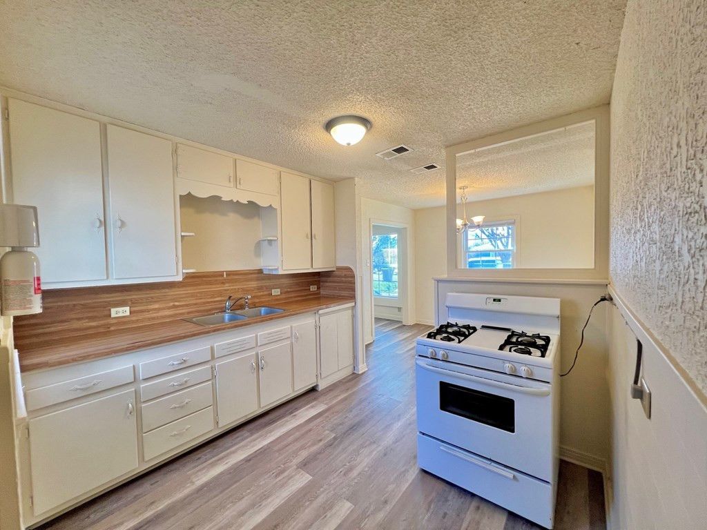 Image 5 of property listing at 1102 Ardmore Street, San Angelo, TX 76905