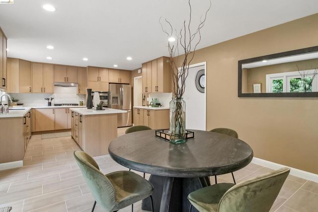 1 Woodcrest Cir, Oakland, CA 94602