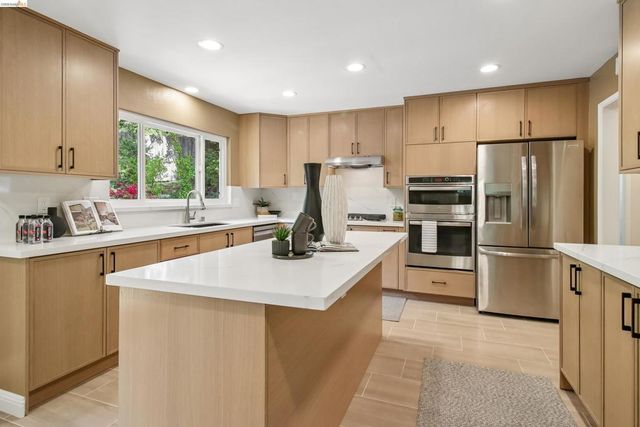 1 Woodcrest Cir, Oakland, CA 94602
