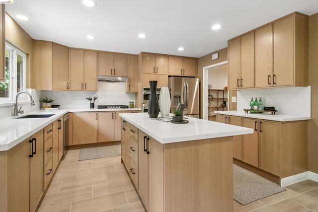 1 Woodcrest Cir, Oakland, CA 94602