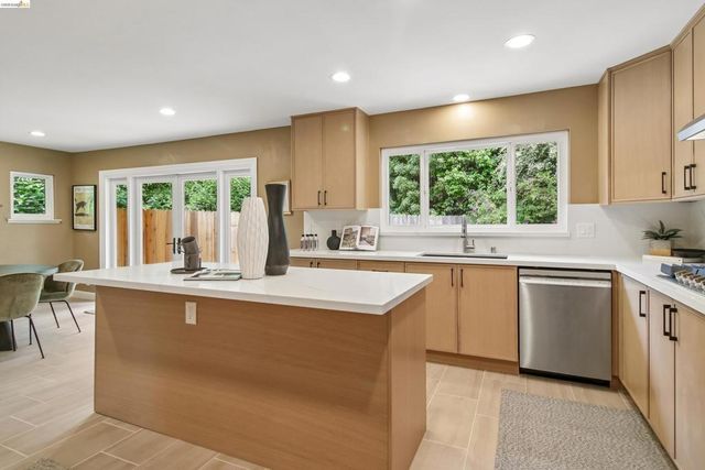1 Woodcrest Cir, Oakland, CA 94602