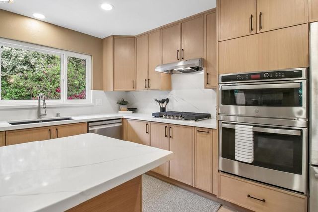 1 Woodcrest Cir, Oakland, CA 94602