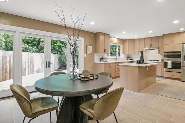 1 Woodcrest Cir, Oakland, CA 94602