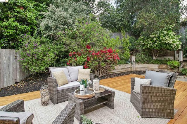 1 Woodcrest Cir, Oakland, CA 94602