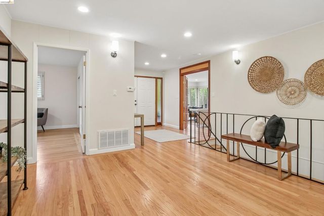1 Woodcrest Cir, Oakland, CA 94602