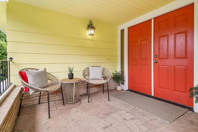 1 Woodcrest Cir, Oakland, CA 94602