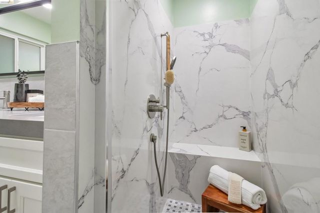 1 Woodcrest Cir, Oakland, CA 94602