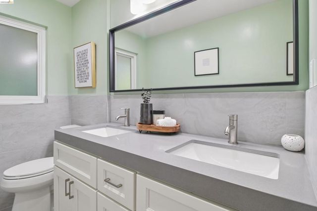 1 Woodcrest Cir, Oakland, CA 94602