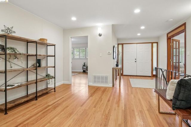 1 Woodcrest Cir, Oakland, CA 94602