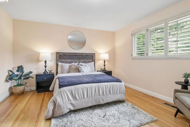 1 Woodcrest Cir, Oakland, CA 94602