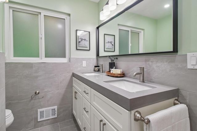 1 Woodcrest Cir, Oakland, CA 94602