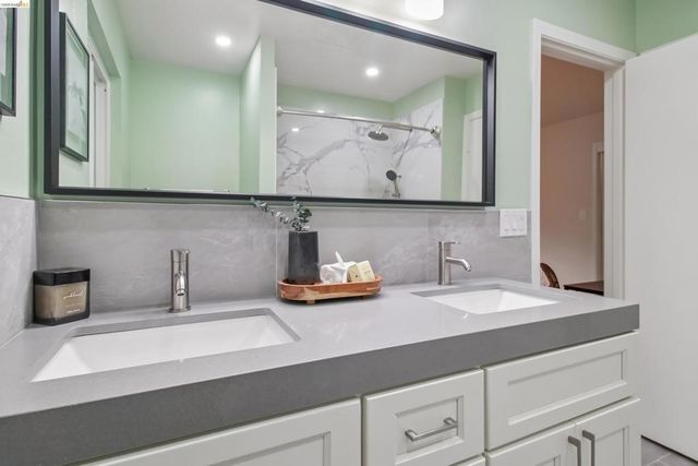 1 Woodcrest Cir, Oakland, CA 94602