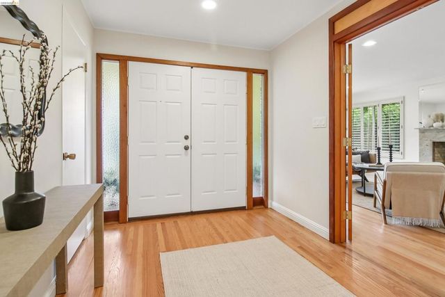 1 Woodcrest Cir, Oakland, CA 94602