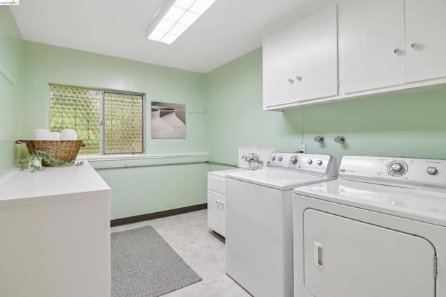 1 Woodcrest Cir, Oakland, CA 94602