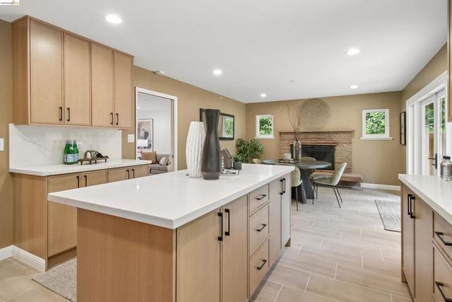 1 Woodcrest Cir, Oakland, CA 94602