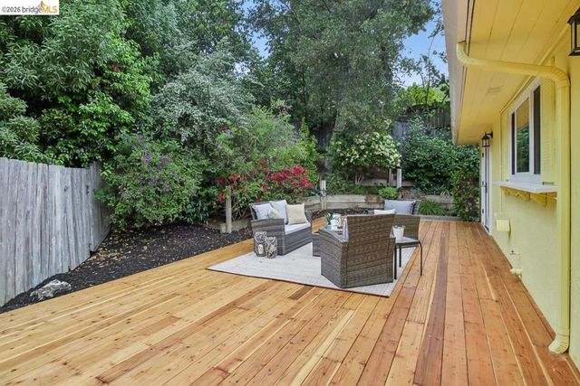 1 Woodcrest Cir, Oakland, CA 94602