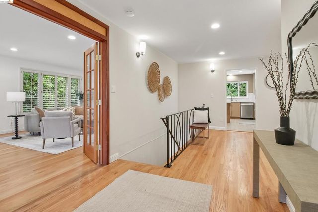 1 Woodcrest Cir, Oakland, CA 94602