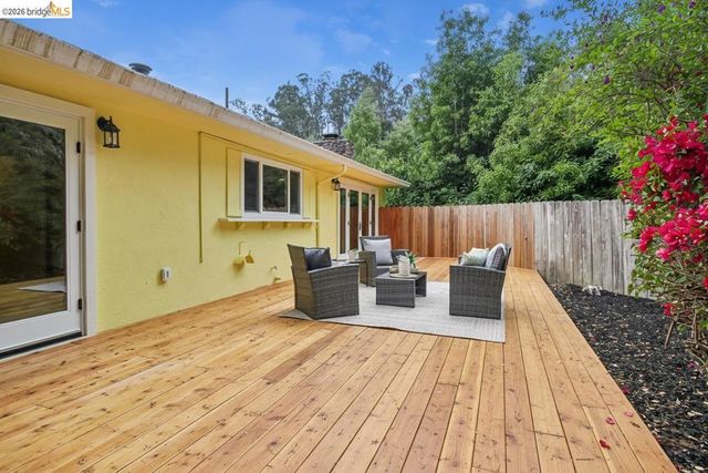 1 Woodcrest Cir, Oakland, CA 94602