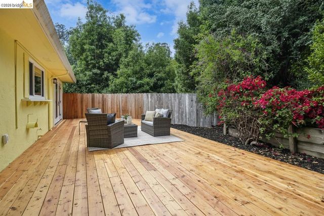 1 Woodcrest Cir, Oakland, CA 94602
