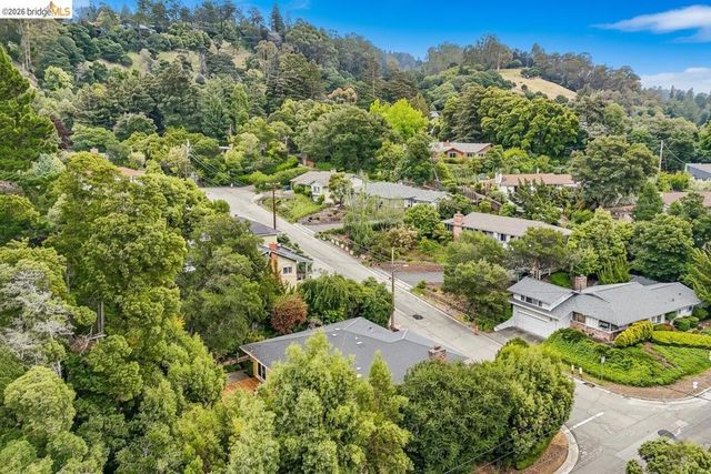 1 Woodcrest Cir, Oakland, CA 94602