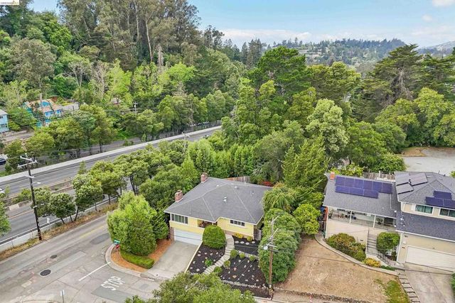 1 Woodcrest Cir, Oakland, CA 94602