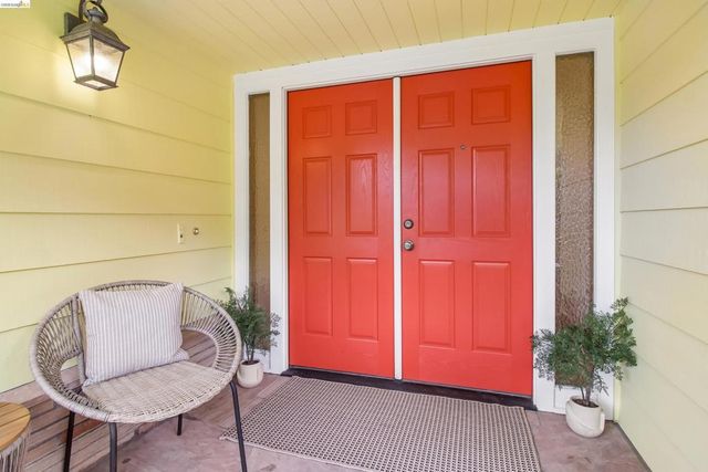 1 Woodcrest Cir, Oakland, CA 94602
