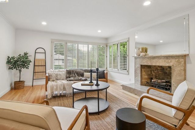 1 Woodcrest Cir, Oakland, CA 94602