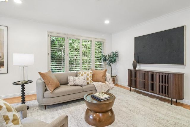 1 Woodcrest Cir, Oakland, CA 94602
