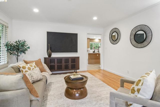 1 Woodcrest Cir, Oakland, CA 94602