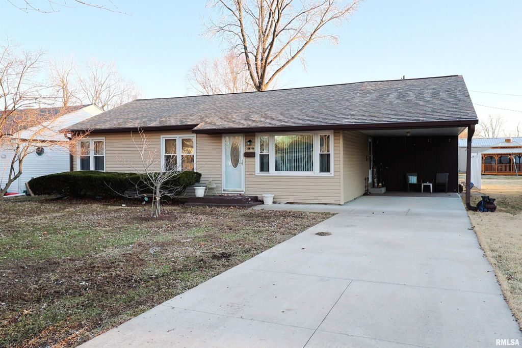 Image 1 of property listing at 1019 W BENNETT, Salem, IL 62881