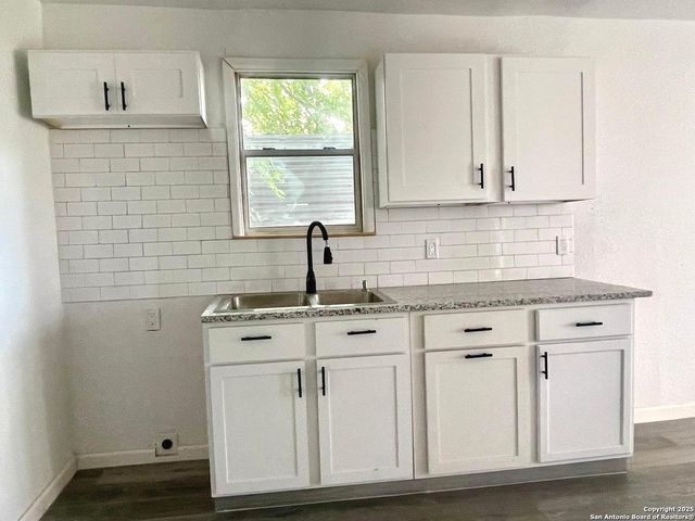 3022 EL PASO, San Antonio, TX 78207