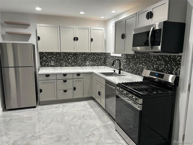 1102 W Dayton Street, Flint, MI 48504