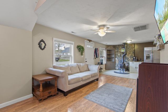 10 3rd Avenue, Wareham, MA 02571