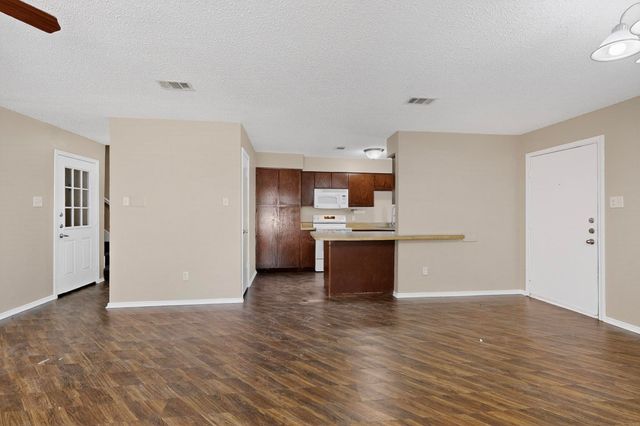 912 N Nursery Road, Irving, TX 75061