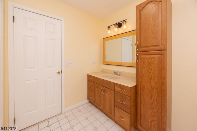 7 Lake Ct, Raritan Twp., NJ 08822