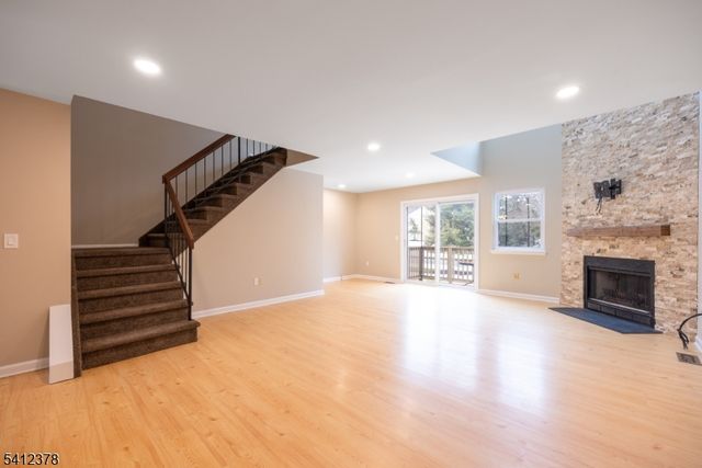 7 Lake Ct, Raritan Twp., NJ 08822