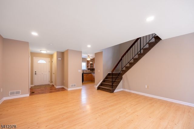 7 Lake Ct, Raritan Twp., NJ 08822