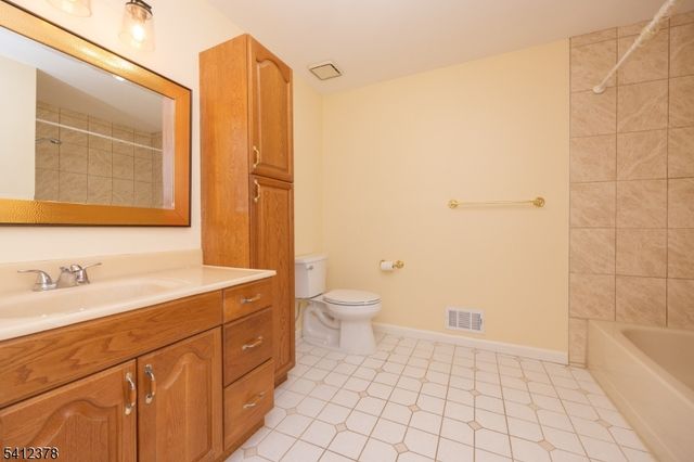 7 Lake Ct, Raritan Twp., NJ 08822