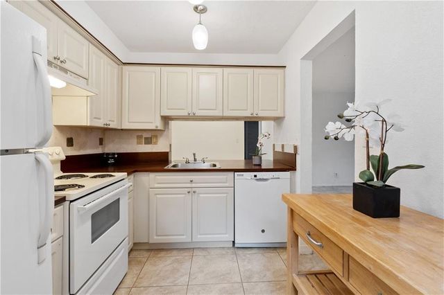 2729 S Oakland Forest Drive S 101, Oakland Park, FL 33309