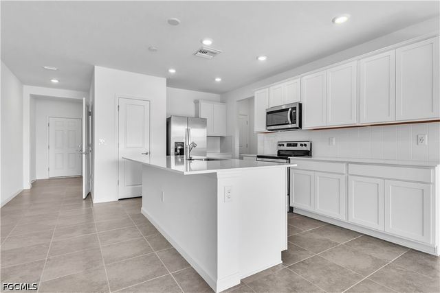 1424 Weeping Willow CT, Cape Coral, FL 33909