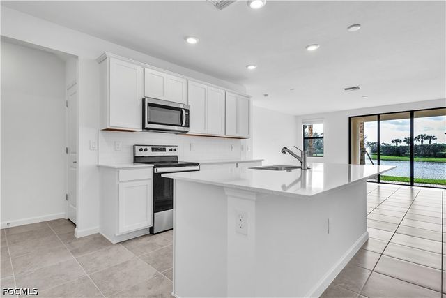 1424 Weeping Willow CT, Cape Coral, FL 33909