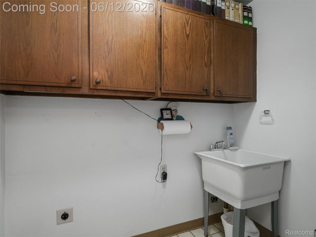 5057 Prentis Drive, Troy, MI 48085