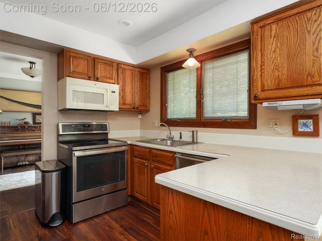 5057 Prentis Drive, Troy, MI 48085